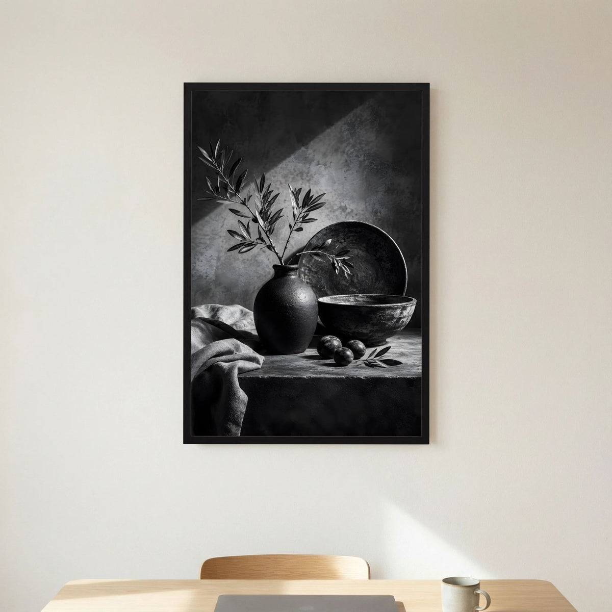 Schwarzweiß-Poster mit Vase und Schüssel, schwarzer Rahmen