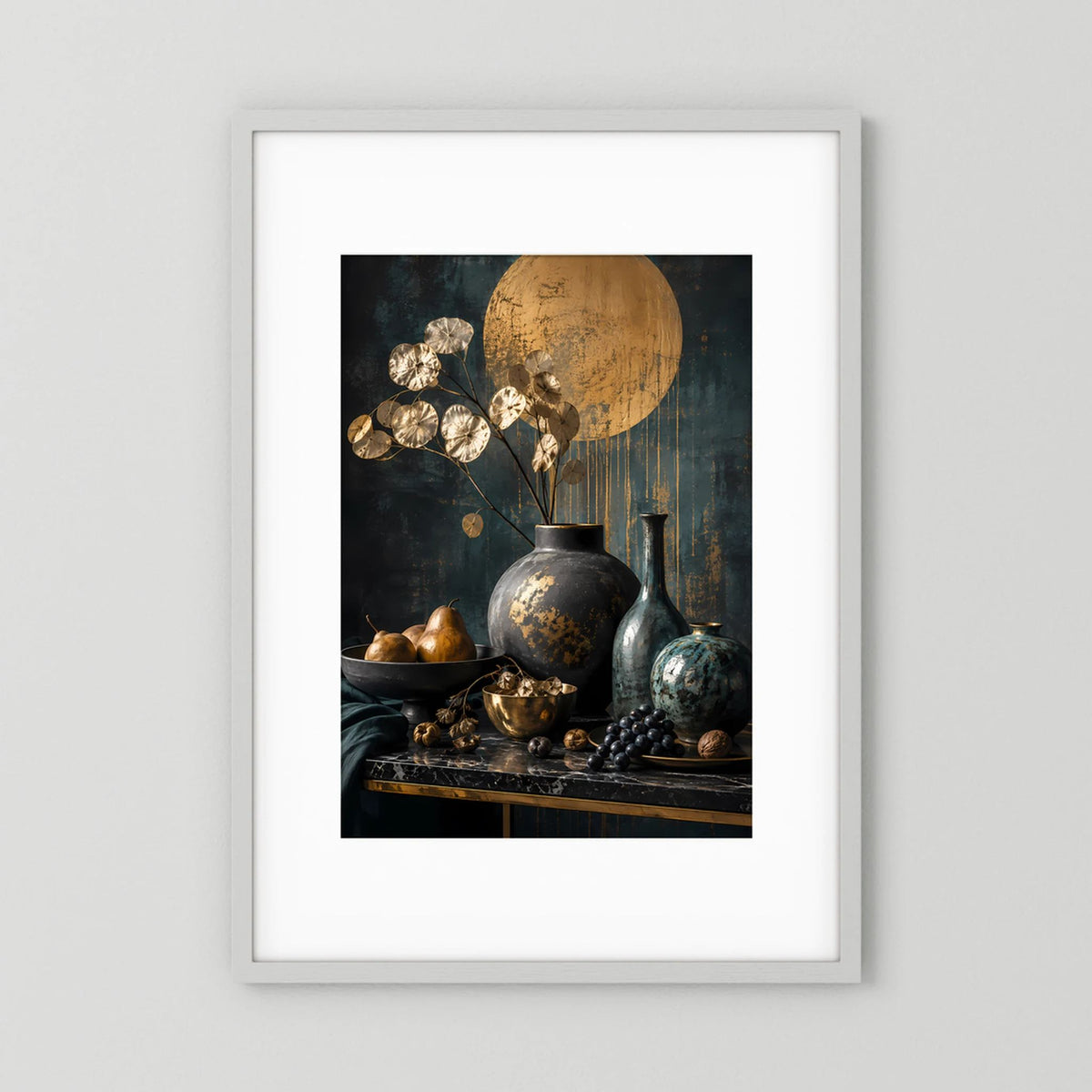 Hochformatiges Kunstposter im Rahmen mit dunkler Vase und goldenen Blättern auf Tafel