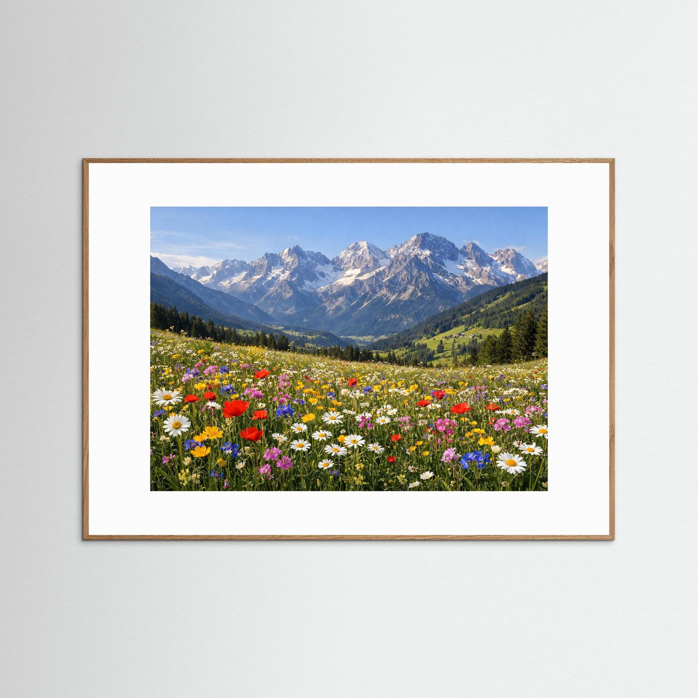 Poster mit buntem Blumenfeld in der Alpenwiese und Bergpanorama, naturfarben gerahmt