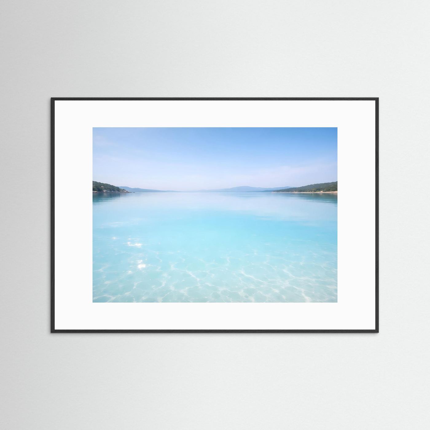 Meerpanorama-Poster im Querformat mit türkisem Wasser, schwarzer Rahmen und weißer Rand