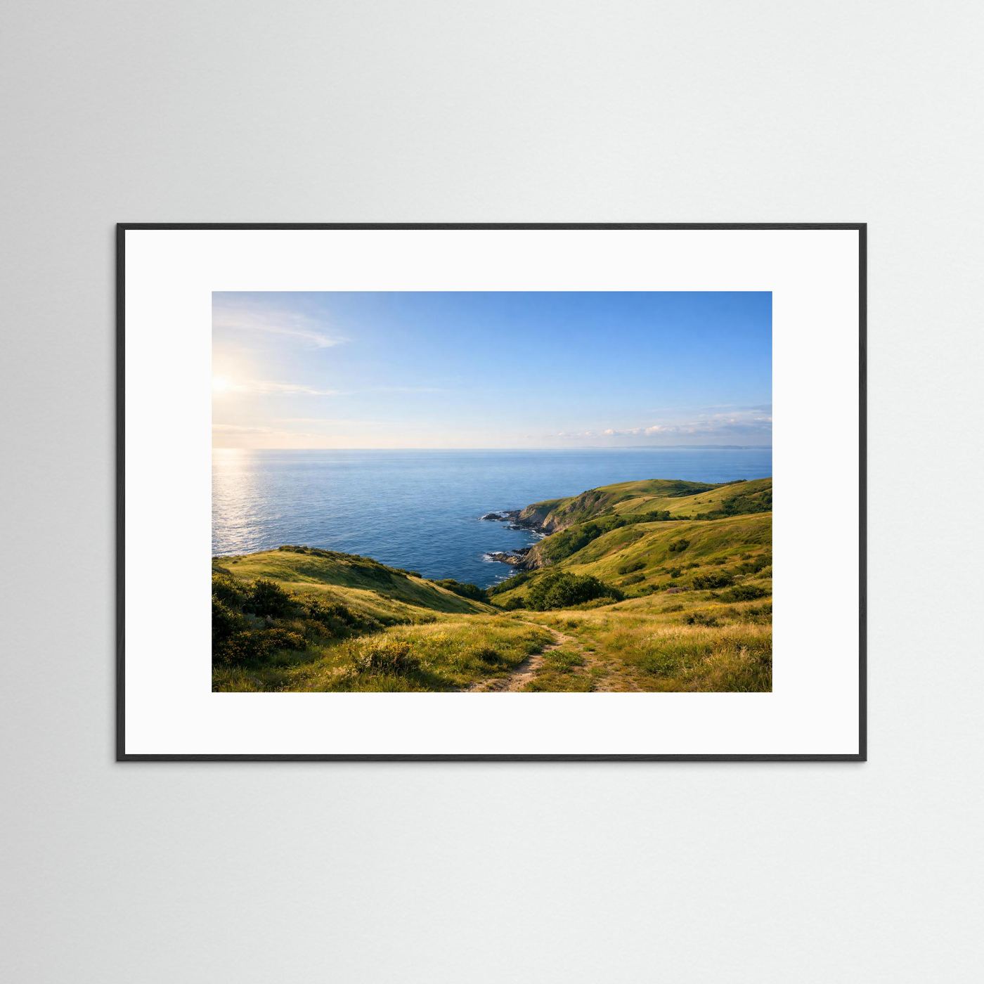Grüne Küstenhügel im Abendlicht | Meer & Natur-Panorama Poster Querformat