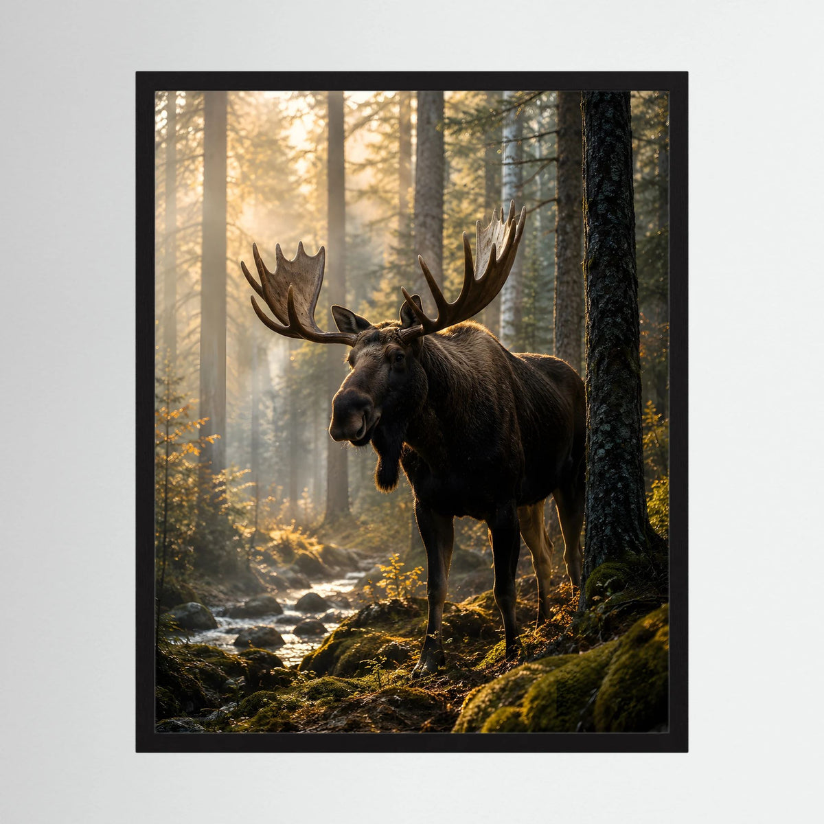 Naturposter im Hochformat mit Elch im Wald, warmes Sonnenlicht, schwarzer Rahmen