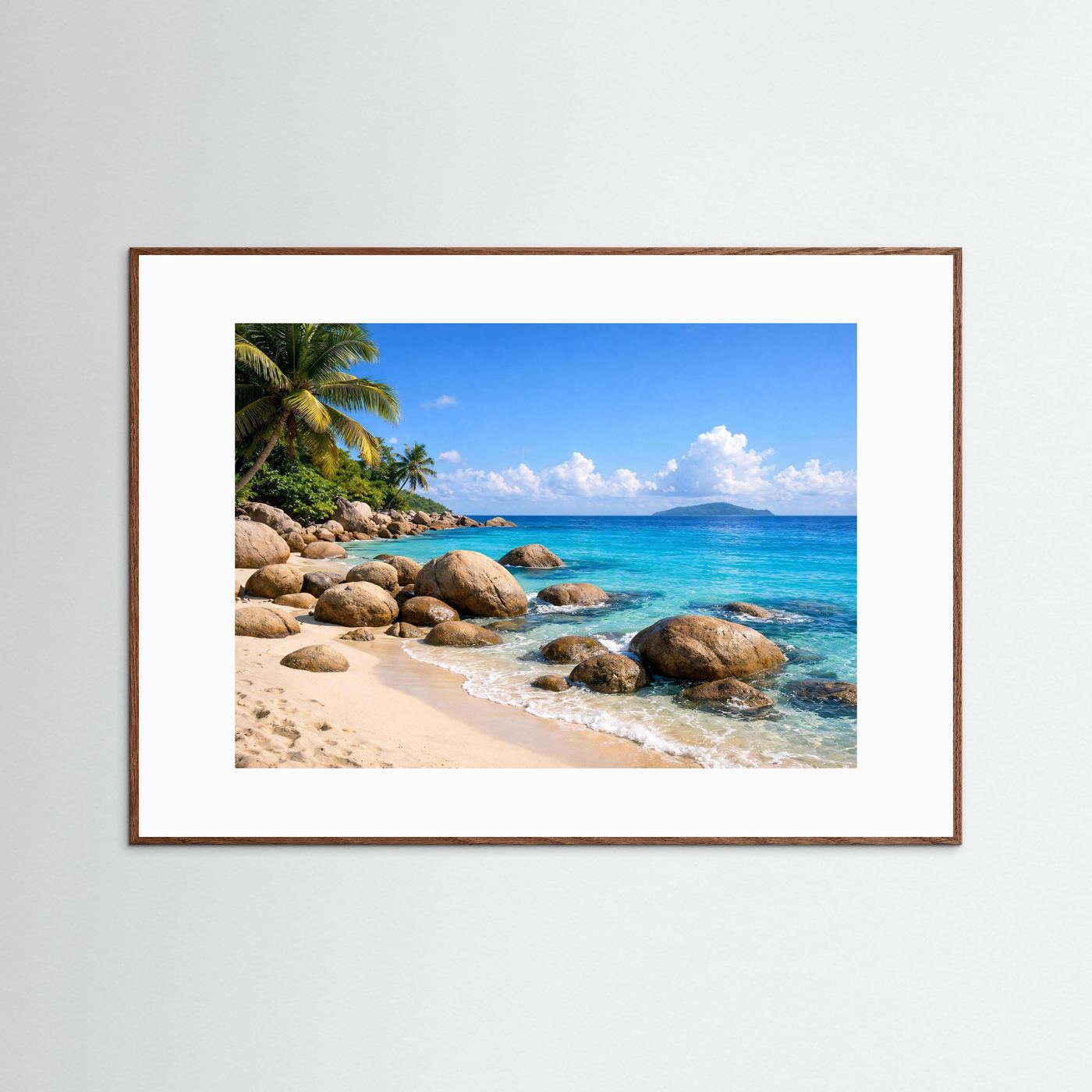 Meerstrand-Panorama-Poster: türkisblaues Wasser, Sand und Felsbrocken im braunem Holzrahmen
