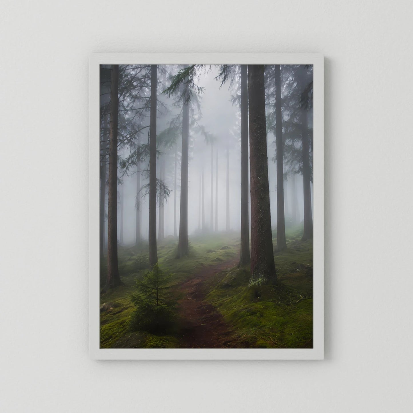 Gerahmtes Hochformat-Poster mit Nebelwald und Waldweg, weißer Rahmen