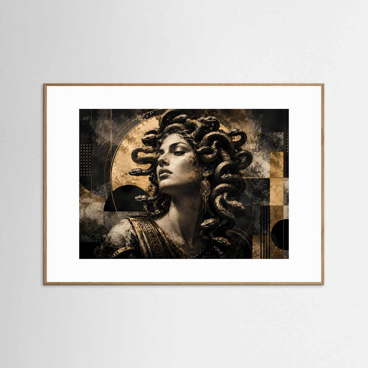 Querformat-Poster mit Medusa-Motiv: Frauengesicht mit Schlangen, Schwarz-Gold, brauner Holzrahmen