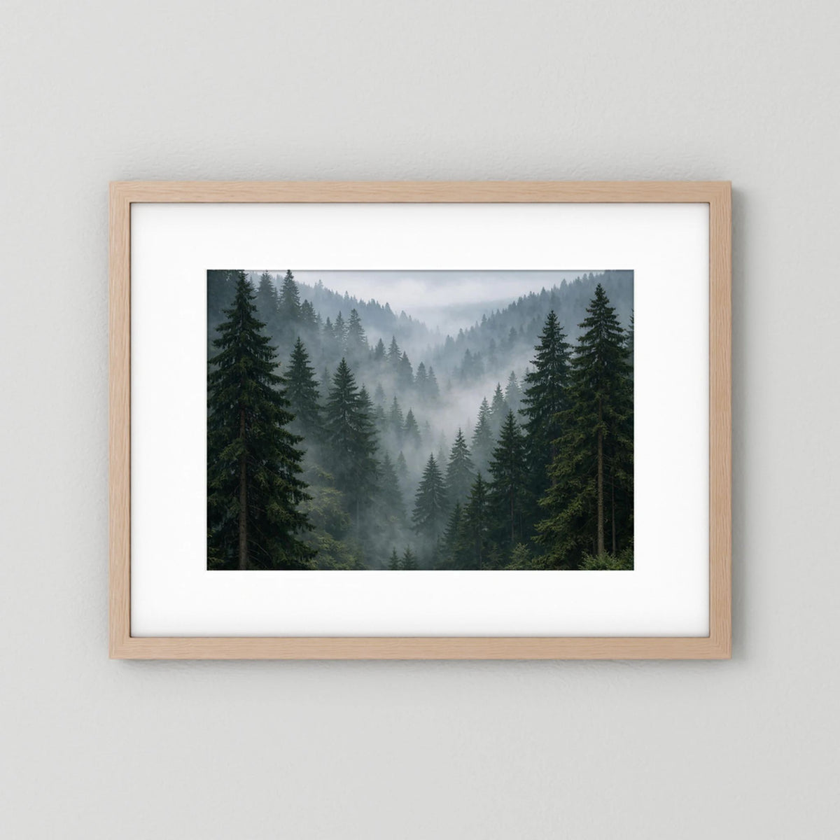 Querformat-Wandbild mit Tannenwald im Nebel, heller Holzrahmen