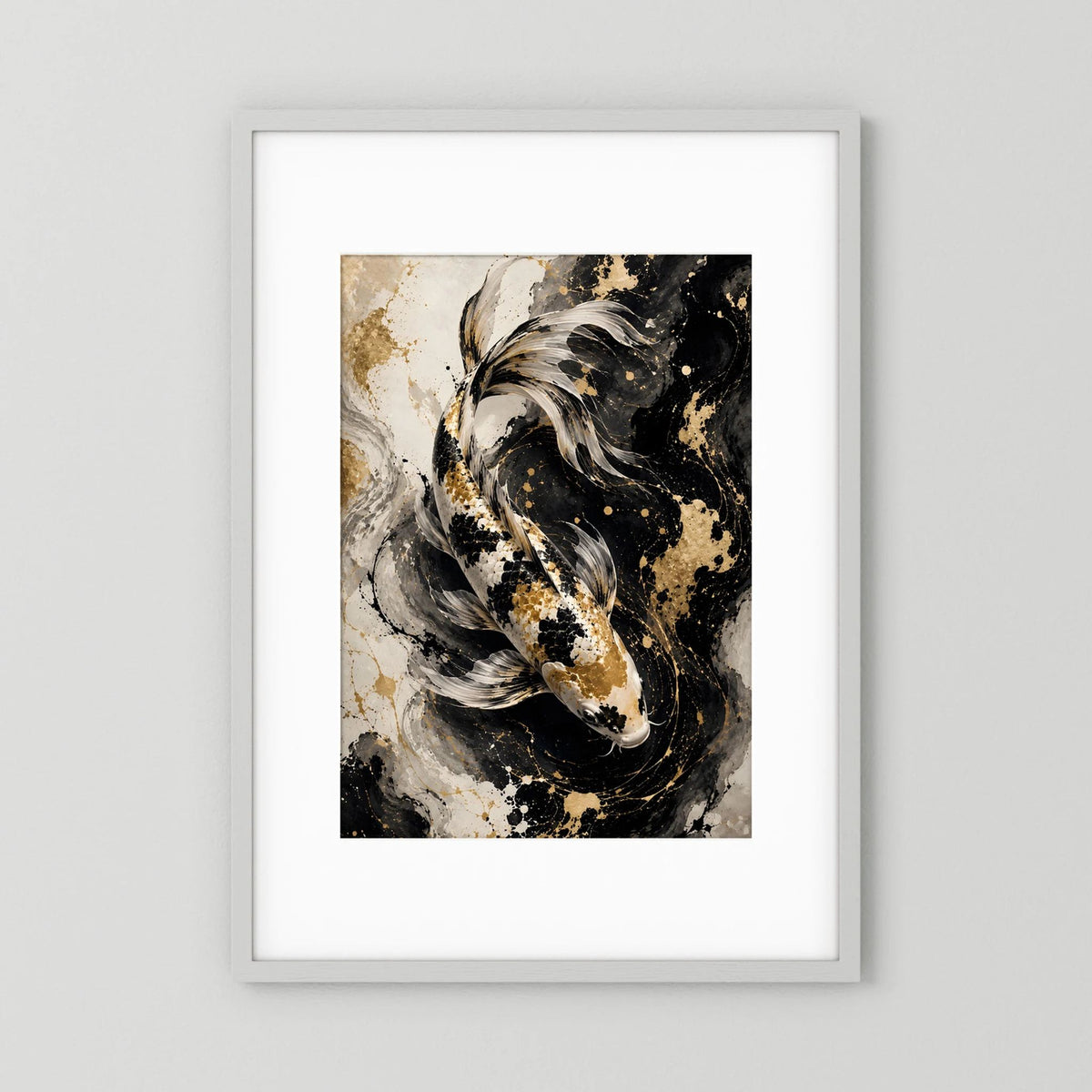 Gerahmtes Koi-Poster (Hochformat) mit schwarzem, weißem und goldenem Fisch