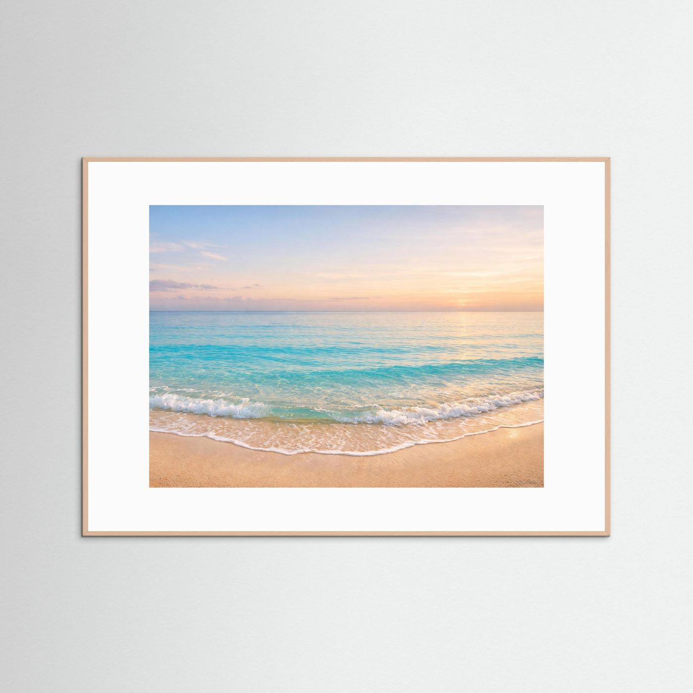 Poster mit Strand bei Sonnenuntergang und türkisfarbenem Meer, hellbrauner Holzrahmen
