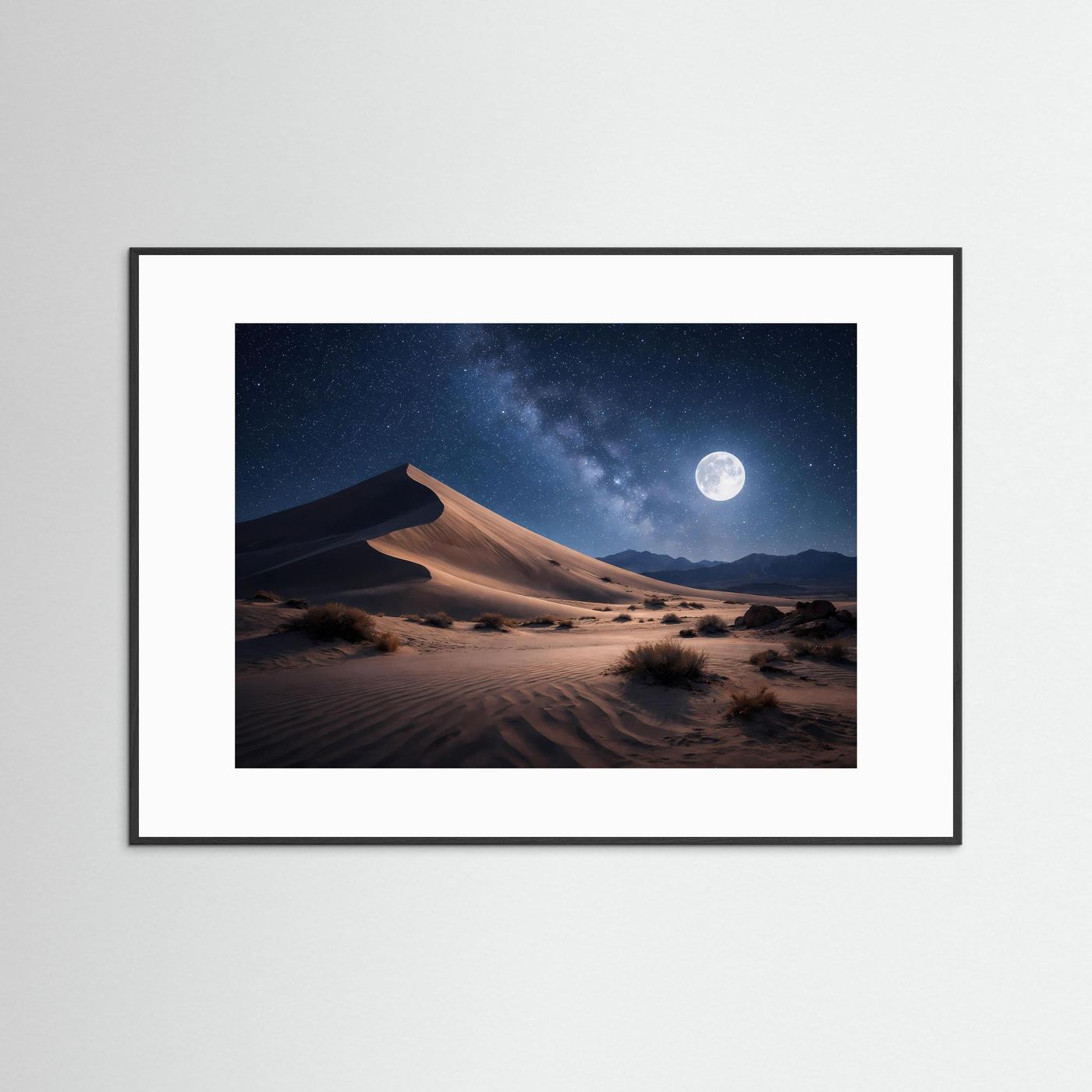 Querformat-Poster mit Wüste und Mond über Dünen im Sternenhimmel, im schwarzen Rahmen
