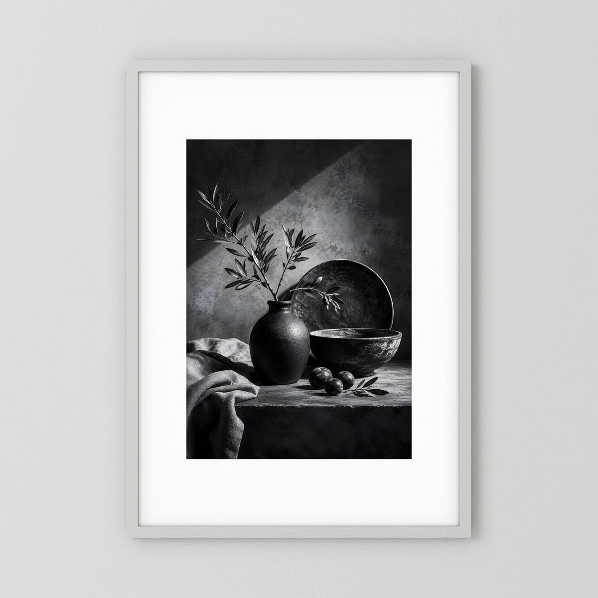 Gerahmtes Schwarzweiß-Poster mit Olivenzweig-Stillleben: Vase, Schale und Tischmotiv