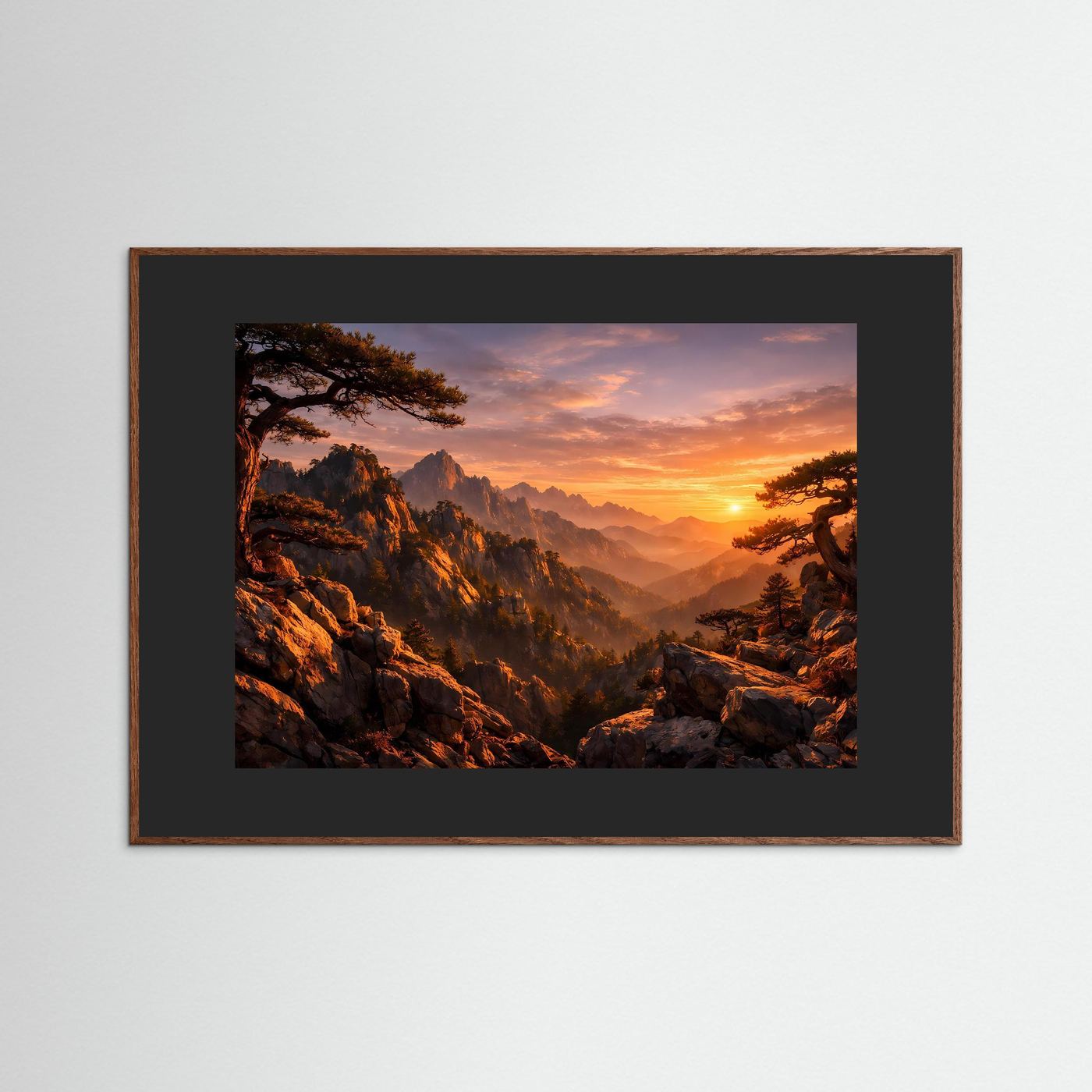 Poster mit Berglandschaft im Sonnenuntergang, brauner Holzrahmen