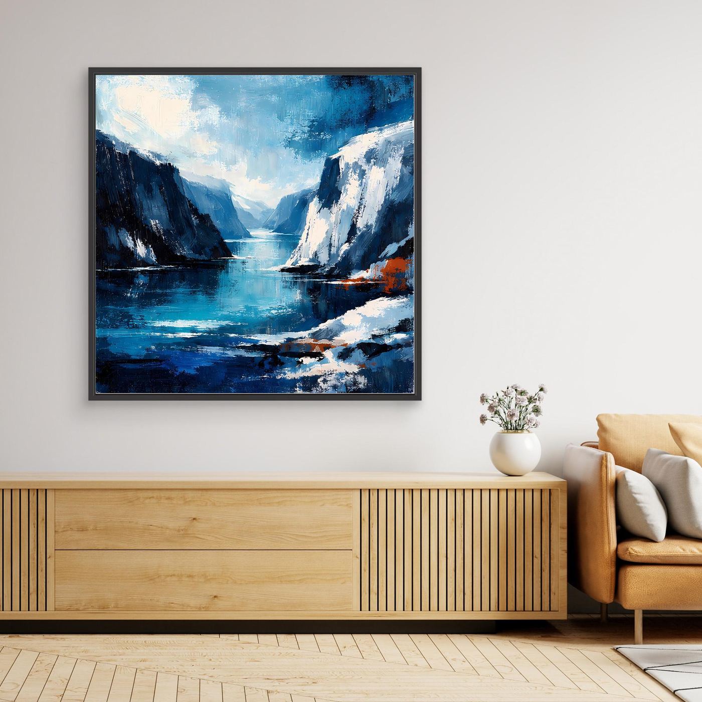 Wandbild mit abstrakter Felsküste, blauem Himmel, Wasserweg und hellen Felsflächen, dunkel gerahmt