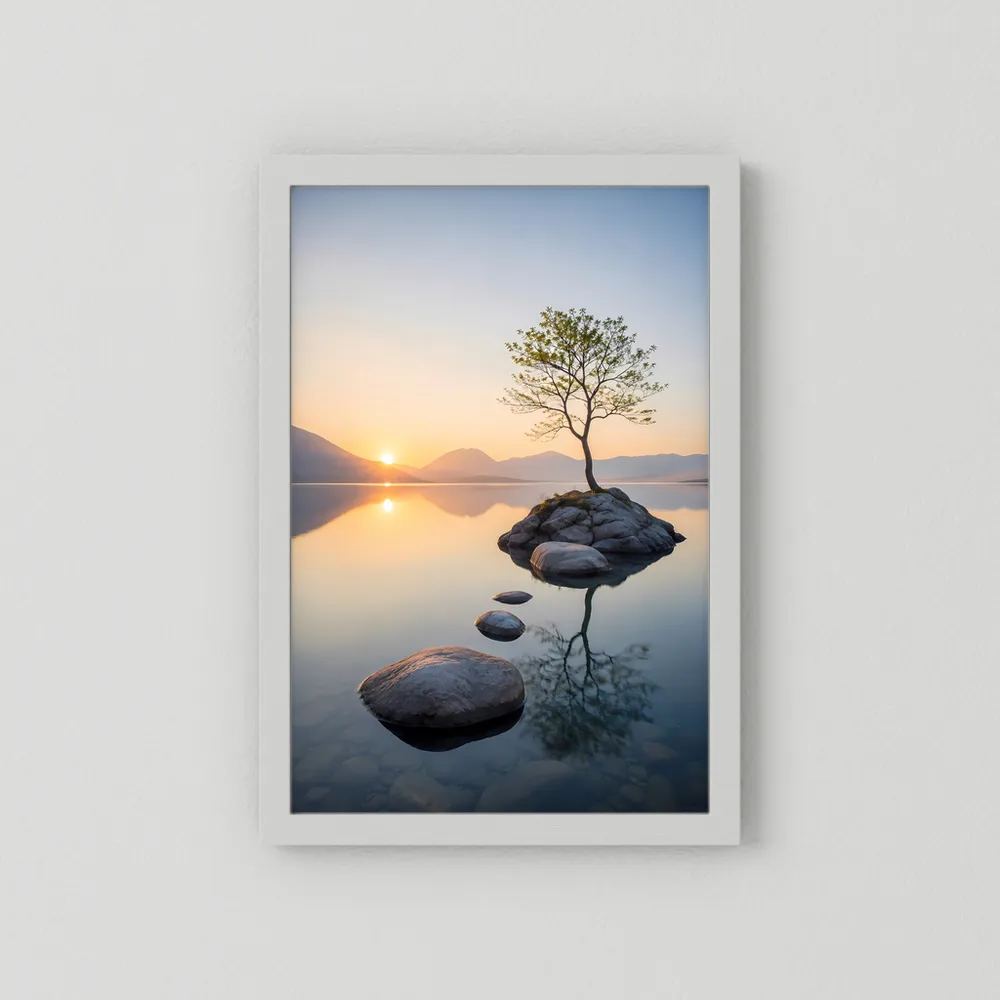 Baum im Bergsee bei Sonnenuntergang | Ruhige Natur mit Spiegelung | Poster Hochformat