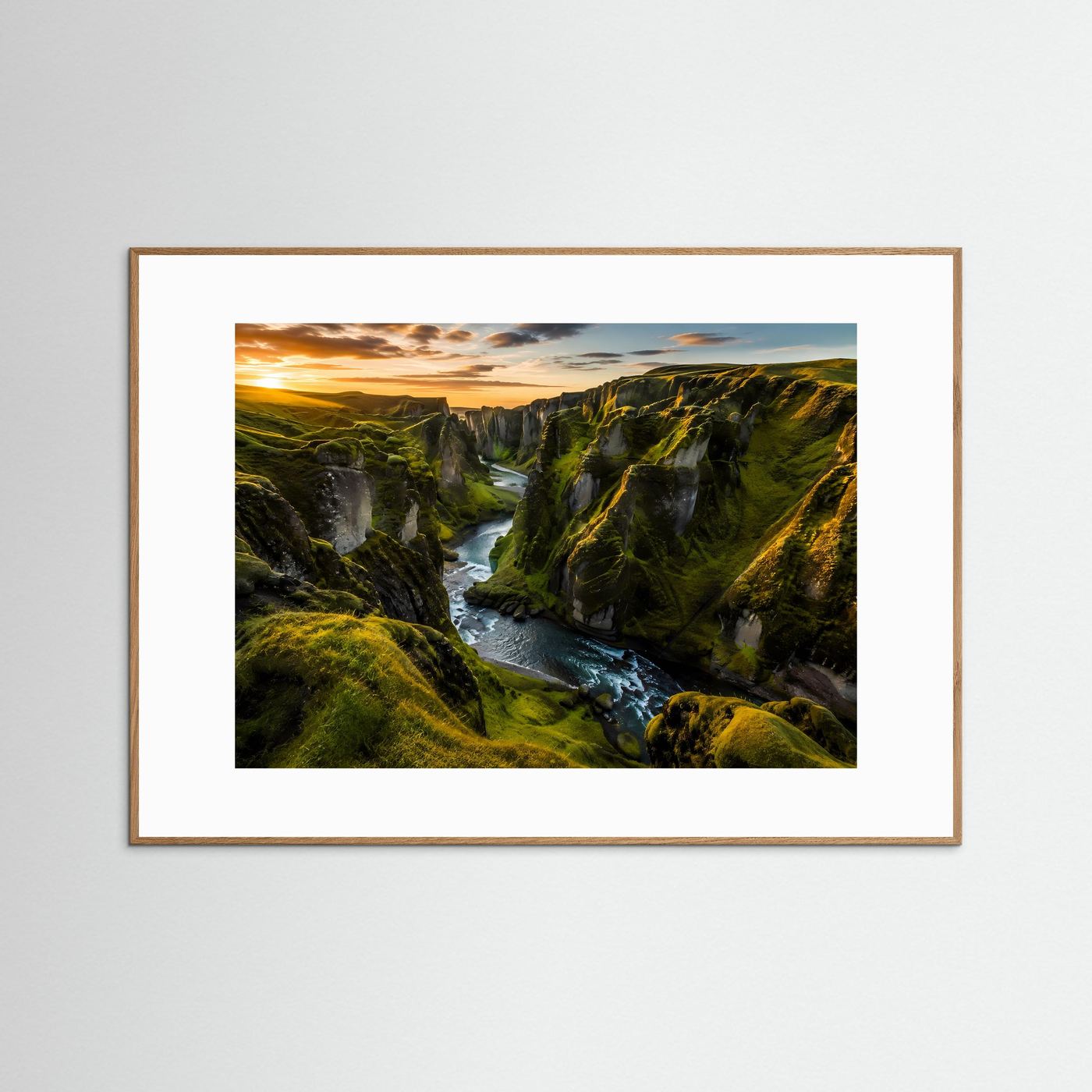 Grüne Schlucht im goldenen Sonnenlicht | Isländische Canyon-Landschaft Poster Querformat