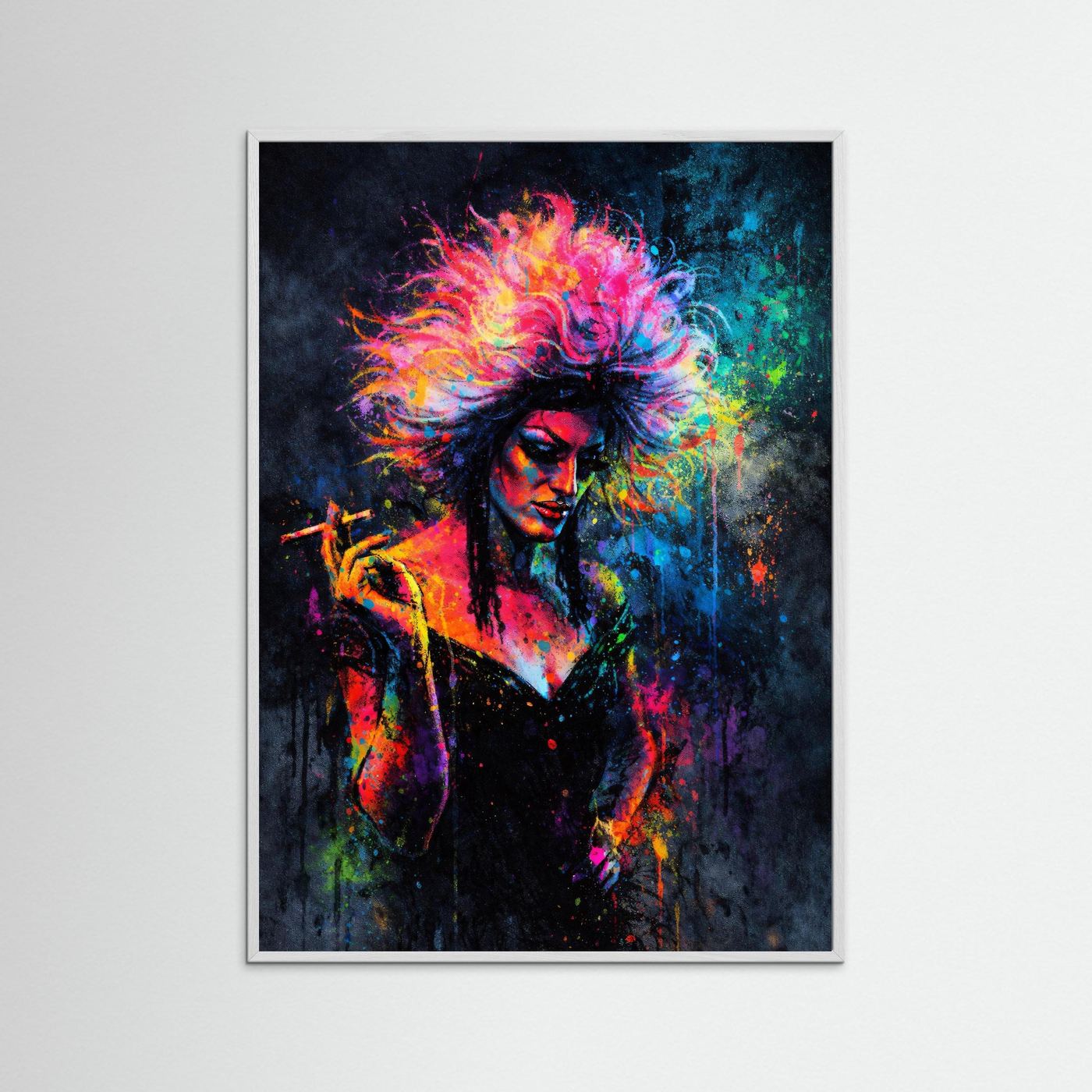 Gerahmtes Poster im grauen Rahmen mit Drag-Queen-Porträt, bunten Haaren und Zigarette