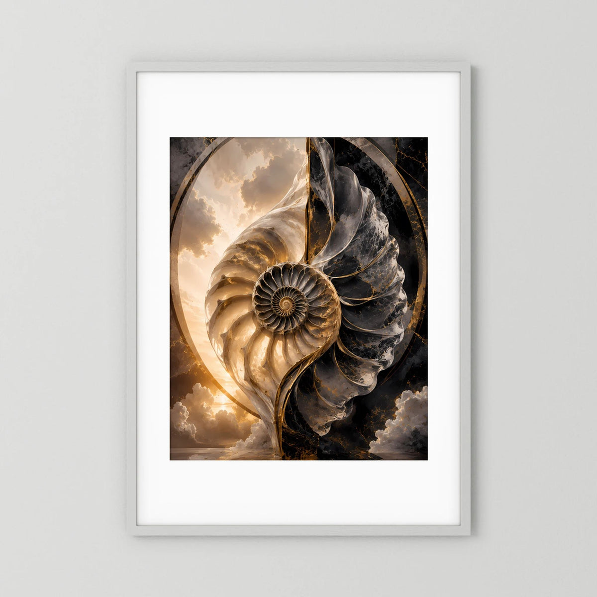 Kunstposter mit Muschelmotiv in Schwarz, Gold und Weiß, mit hellem Rahmen