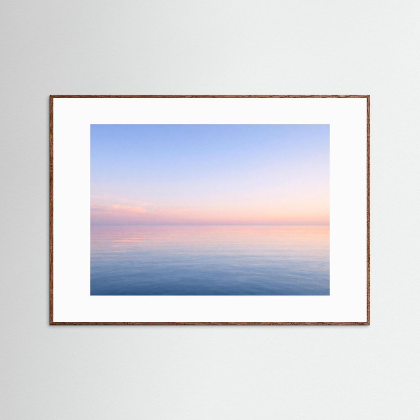 Poster Querformat mit ruhigem Meer und Pastellhimmel, brauner Holzrahmen