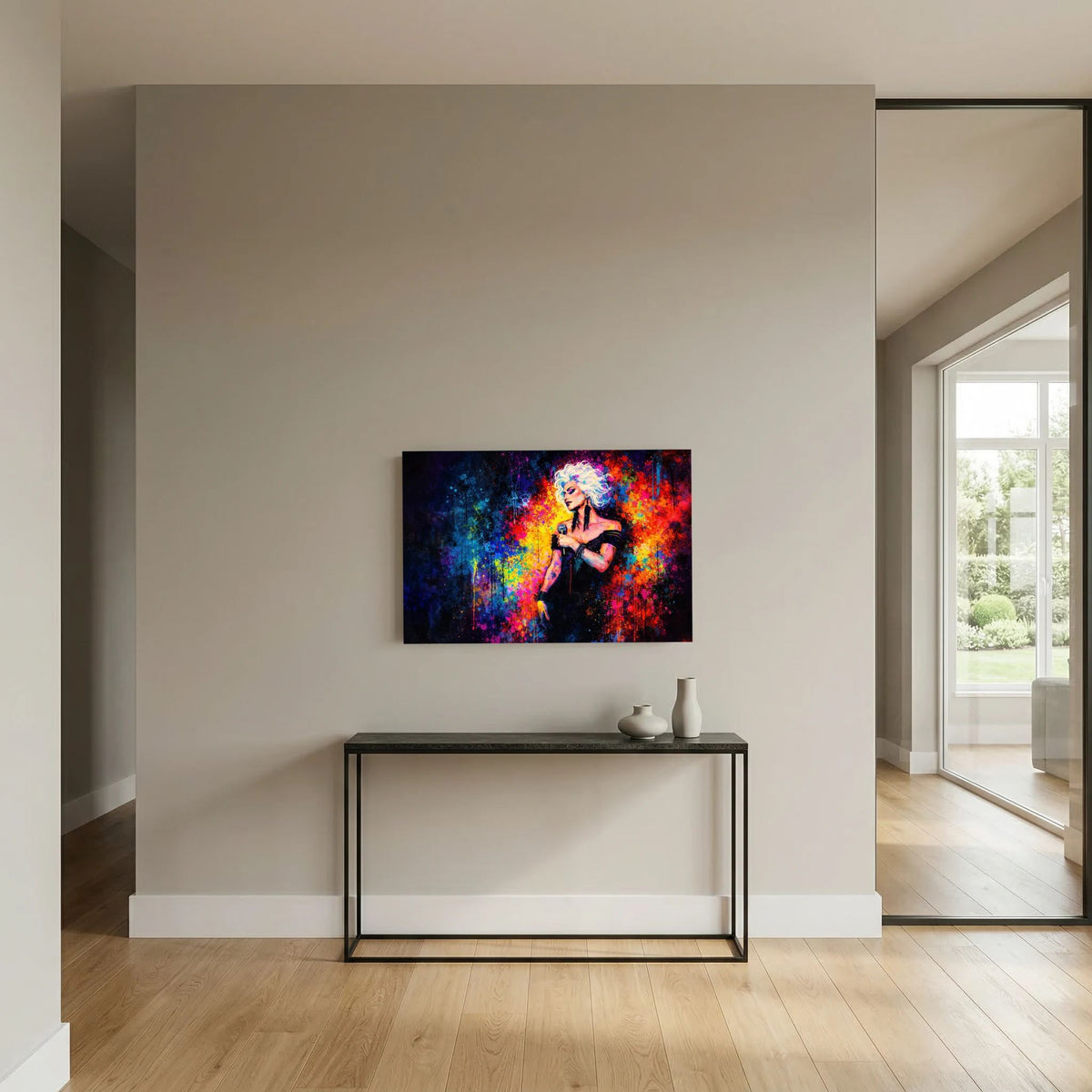 Wandbild mit Porträt einer Sängerin, Pop-Art-Farbspritzer und Mikrofon, Querformat.