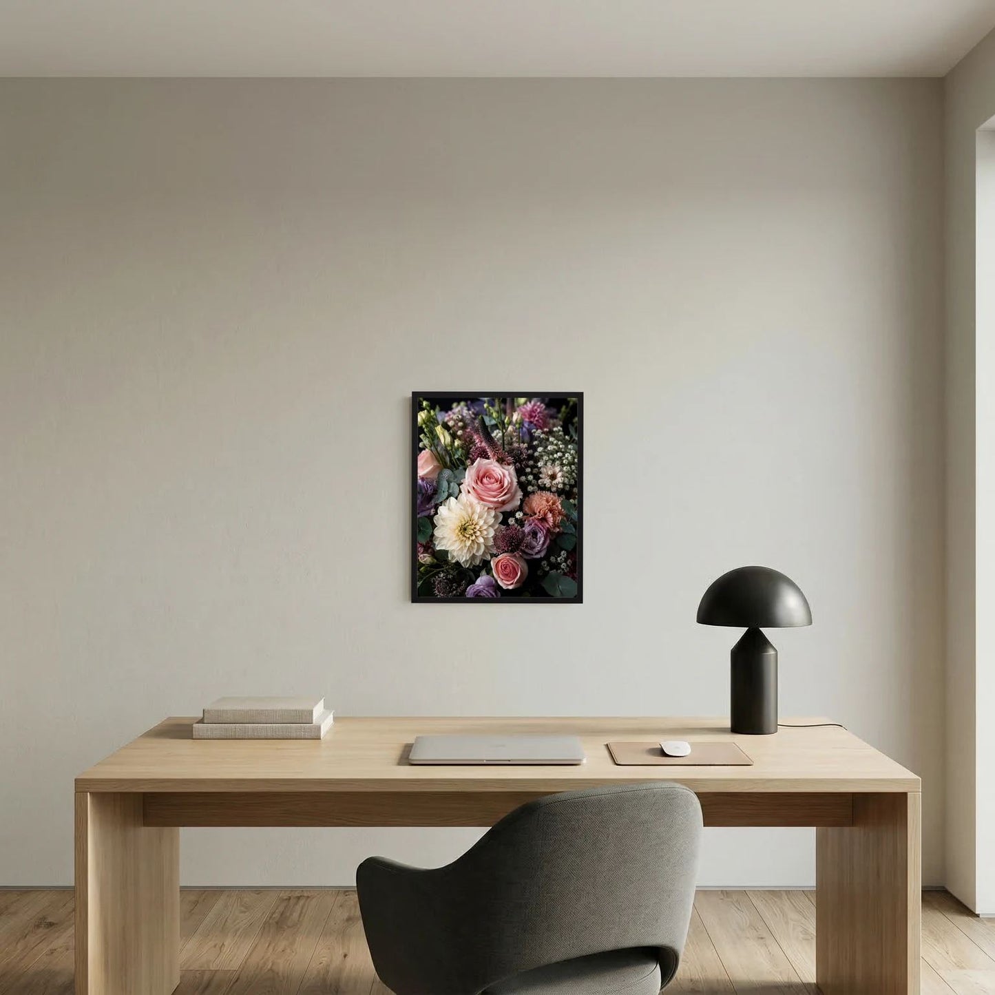 Florales Blumenposter mit Rosen und Dahlie im schwarzen Rahmen über dem Schreibtisch