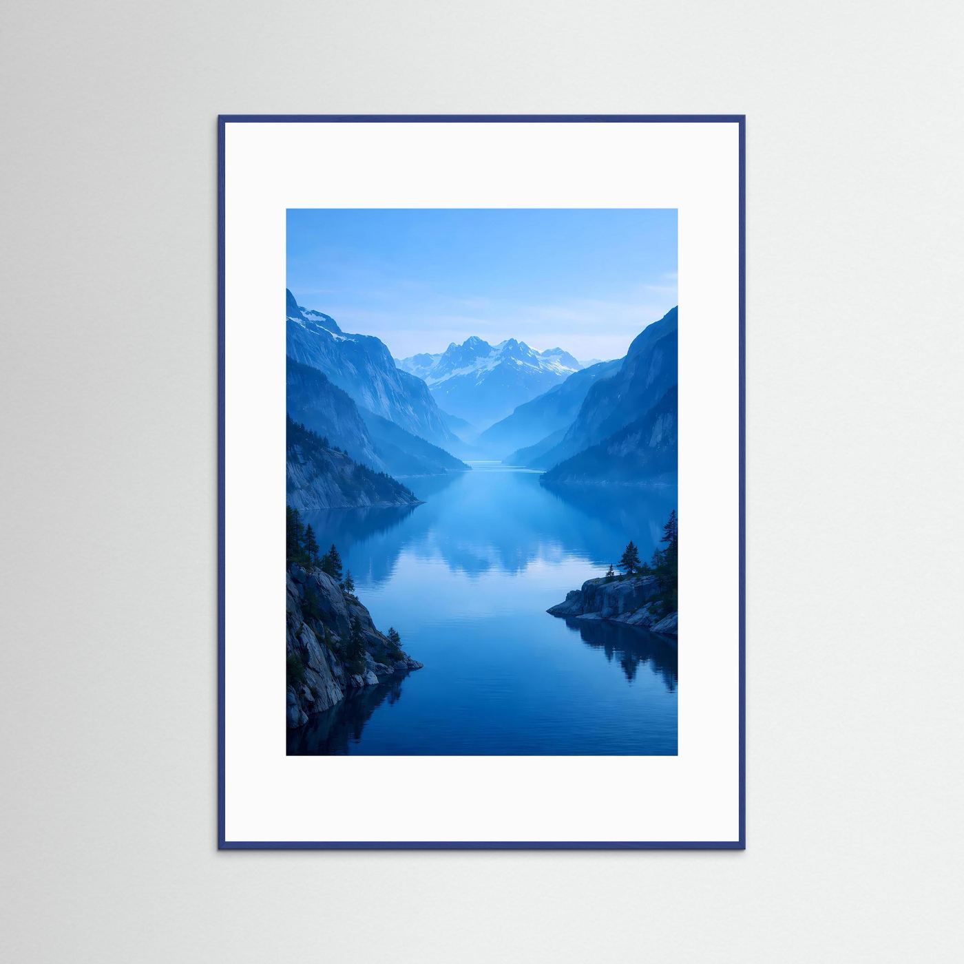 Natur-Poster im Hochformat mit Fjord-Landschaft, blauer Rahmenumrandung