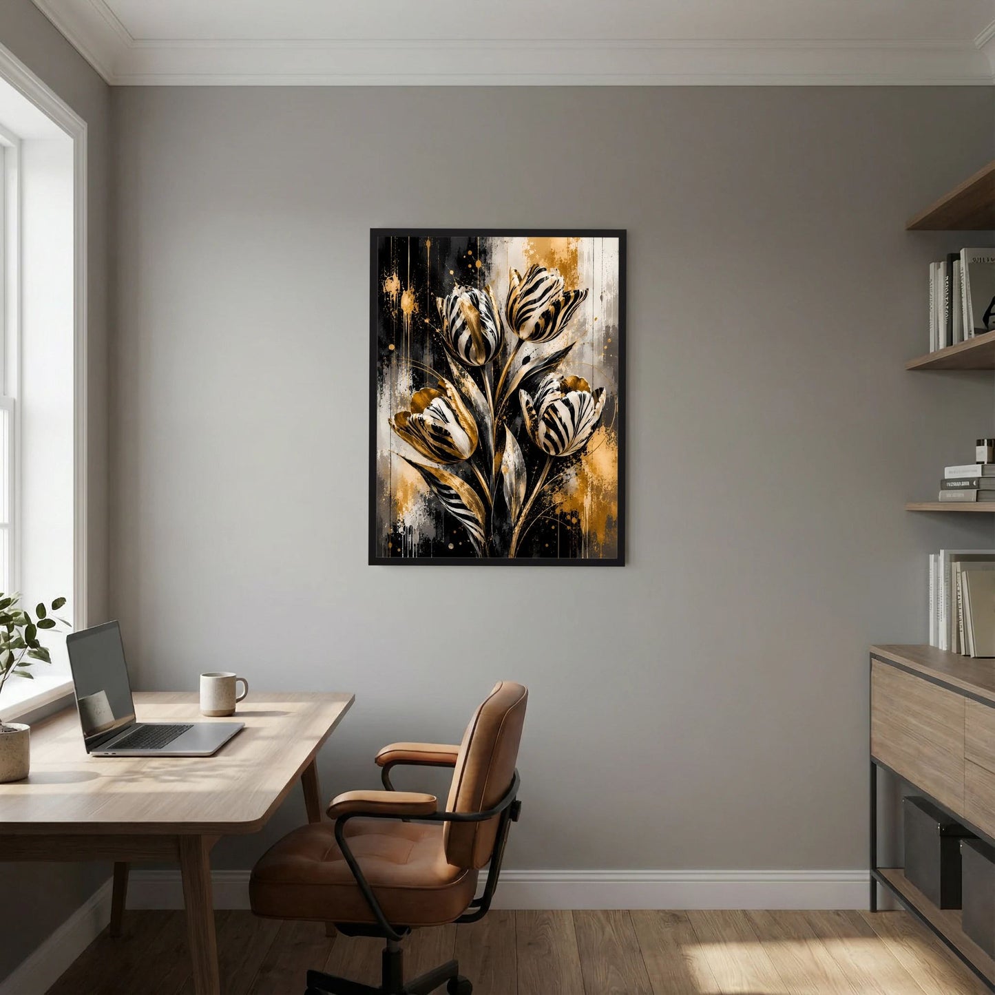 Hochformat-Poster mit abstrakten Tulpen in Schwarz, Weiß und Gold, im schwarzen Rahmen