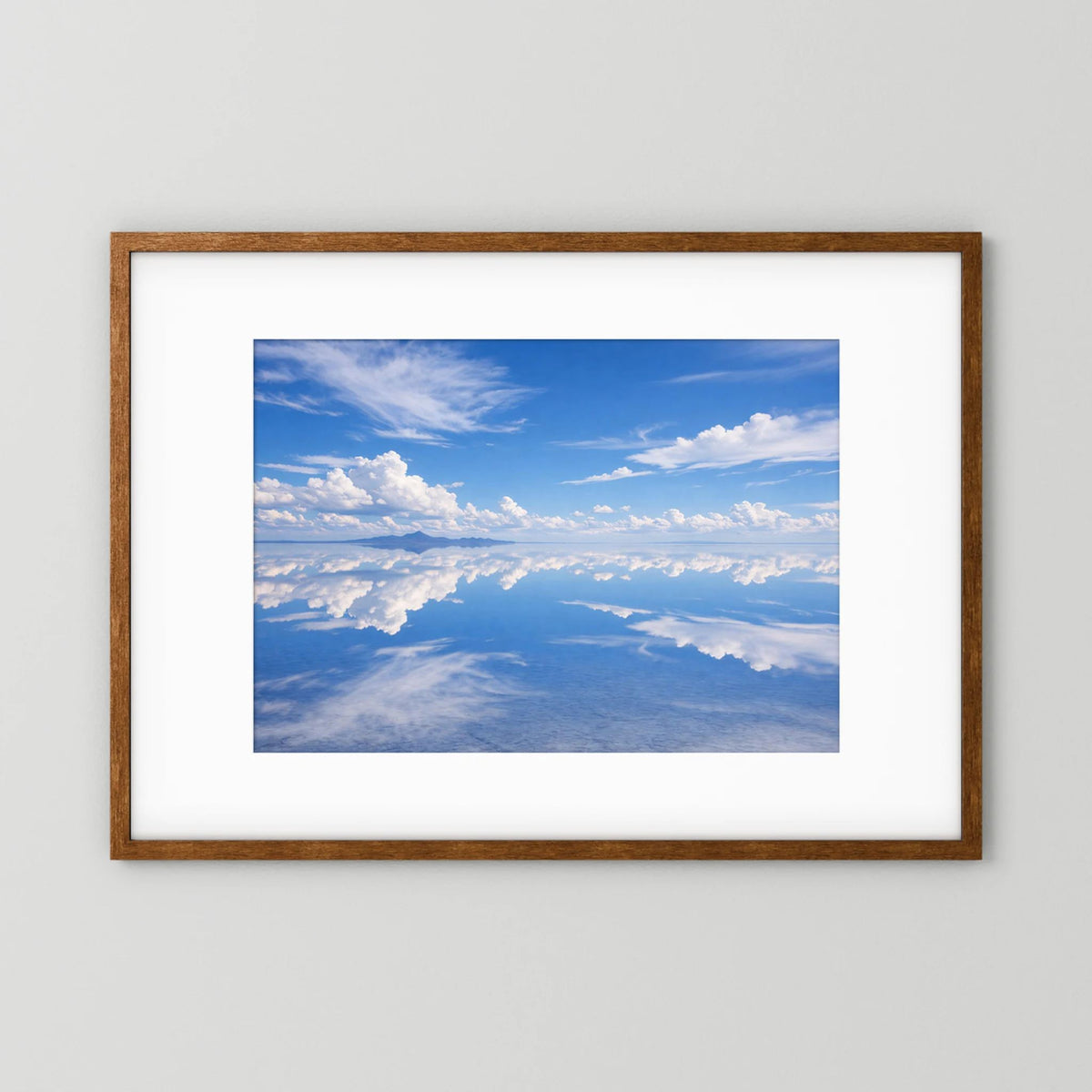 Poster mit Himmels-Wolkenlandschaft im braunen Holzrahmen, Querformat