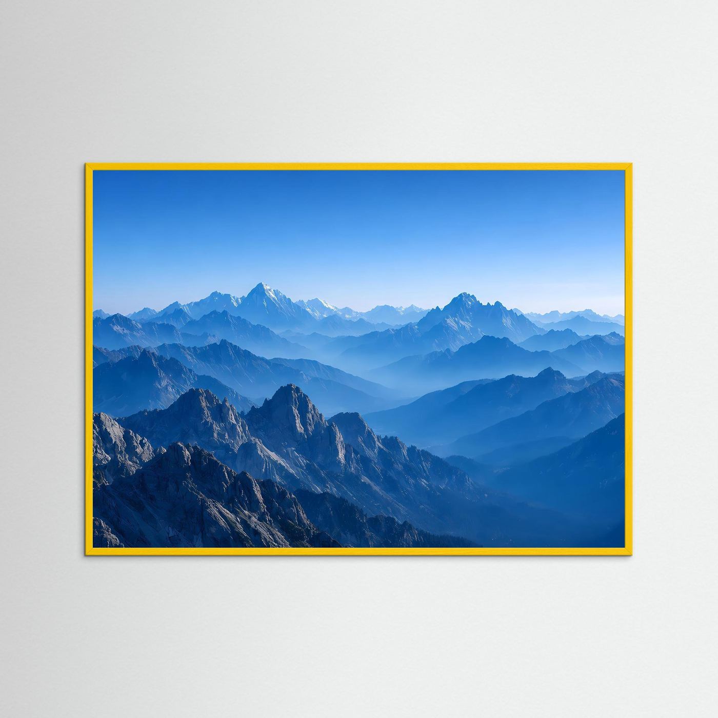 Wandbild mit blauem Alpengebirge im Panorama, gelber Holzrahmen