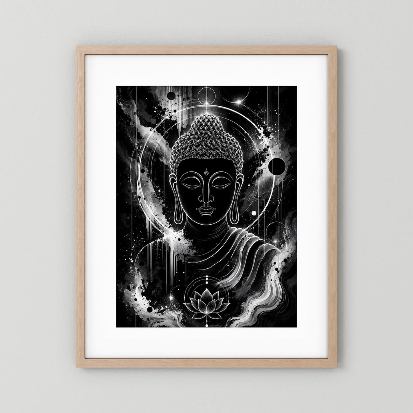 Schwarzweiß-Poster mit Buddha-Gesicht, Lotusblüte und kosmischer Aura, in hellem Holzrahmen.