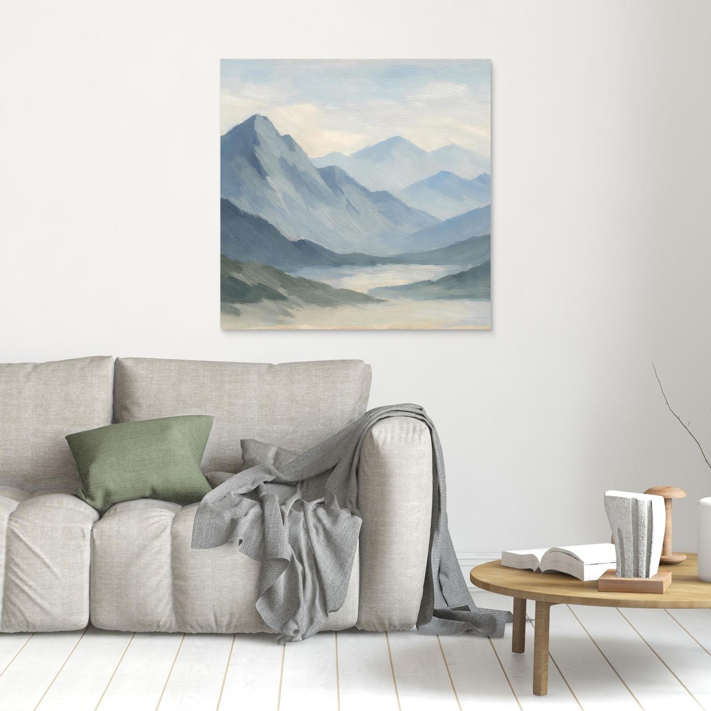 Leinwandbild mit Berglandschaft im Nebel, ungerahmt, hellblaue Höhen im Dunst.