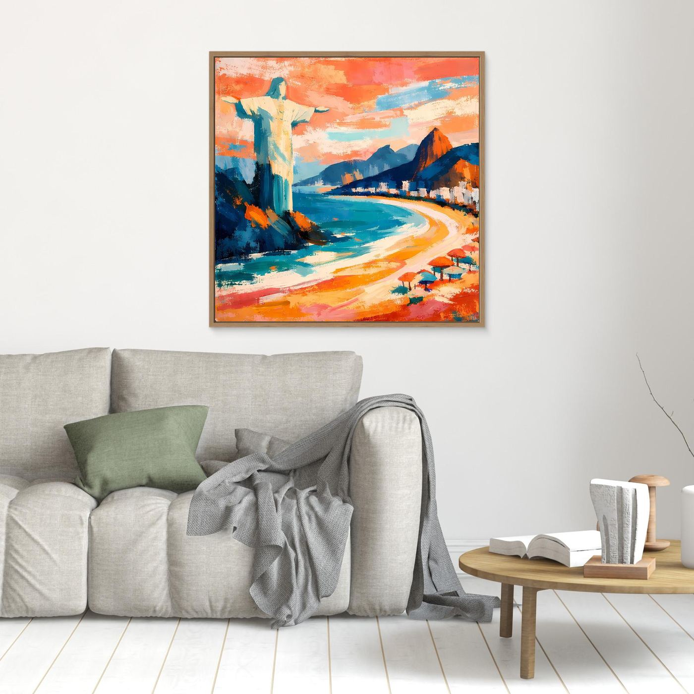 Wandbild mit Holzrahmen: abstrakte Strandlandschaft mit Bergen, blauem Wasser und Sonnenschirmen.