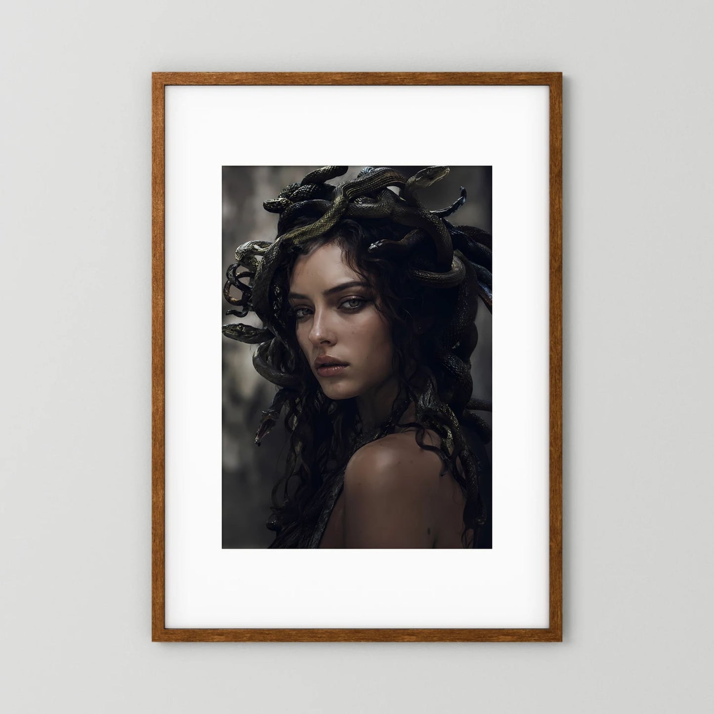 Gerahmtes Hochformat-Poster mit Frauenporträt und schwarzen Schlangen, brauner Holzrahmen
