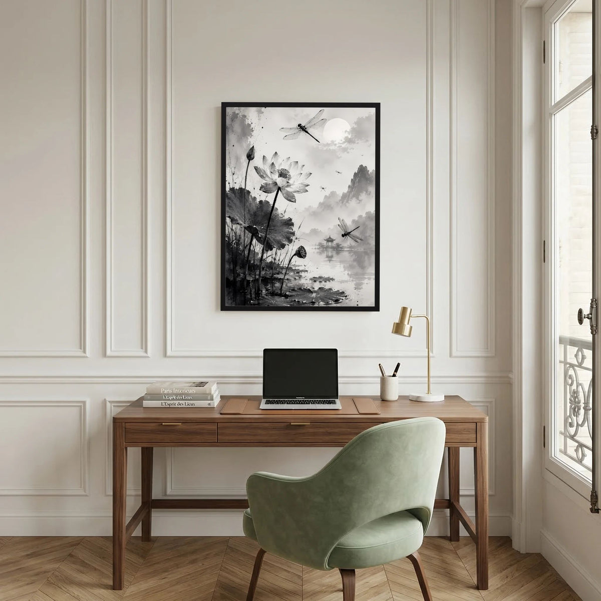 Poster mit Lotusblüten und Libellen in Schwarzweiß, im schwarzen Rahmen