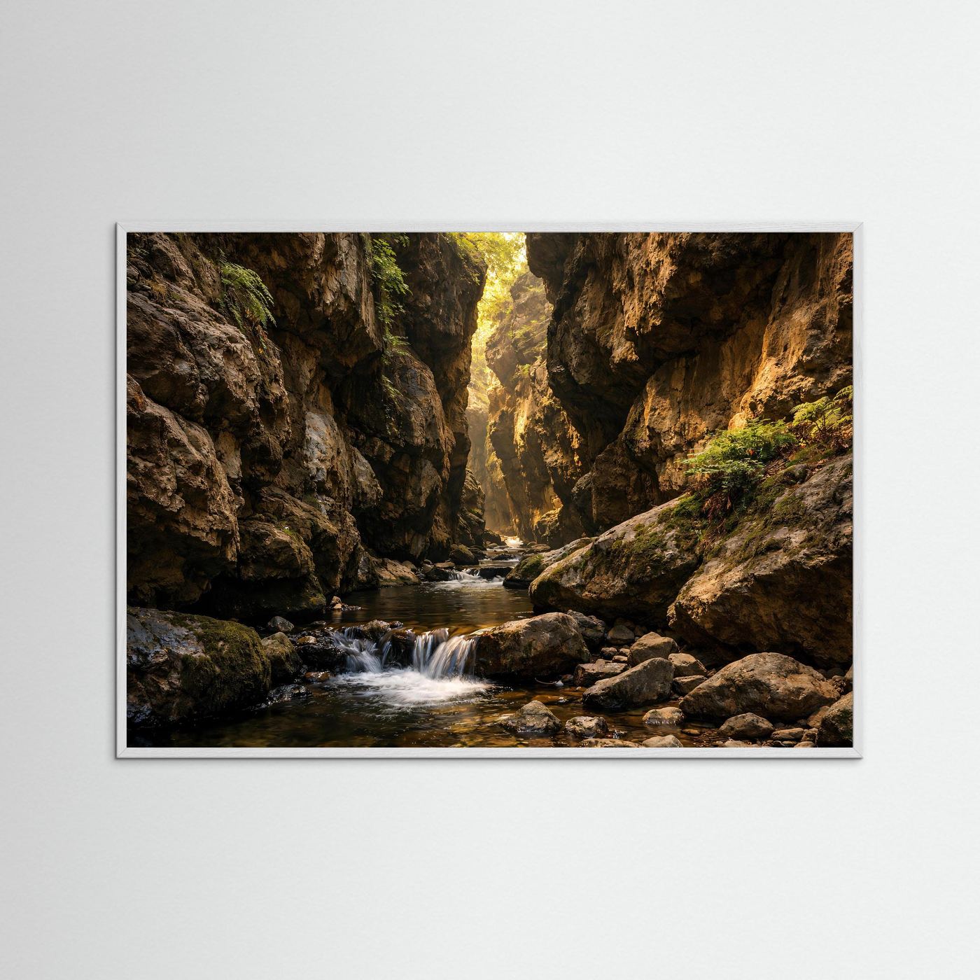 Panorama-Poster einer Klamm mit Fluss, weißer Holzrahmen