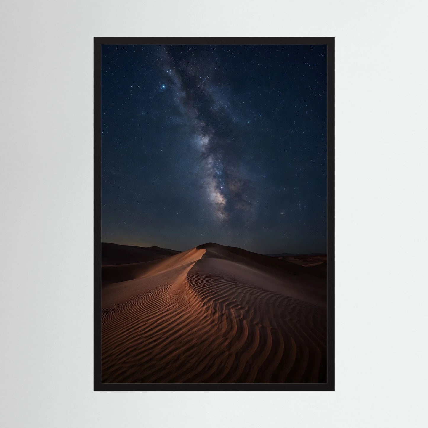 Poster: Sanddünen bei Nacht mit Milchstraße, sternklarer Himmel, schwarzer Rahmen