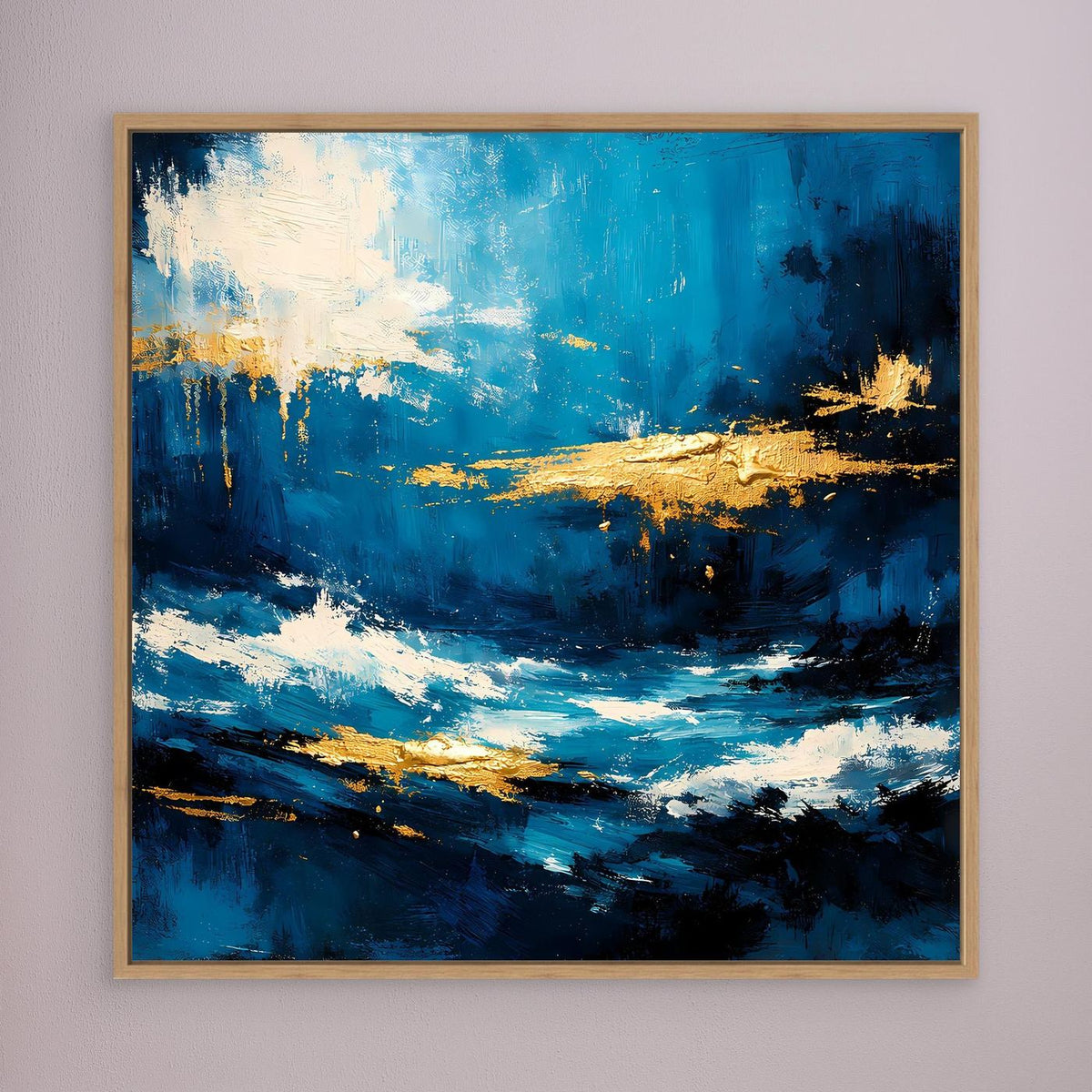 Leinwandbild mit abstrakten Meereswellen in Blau und Gold, goldene Farbakzente, Holzrahmen.