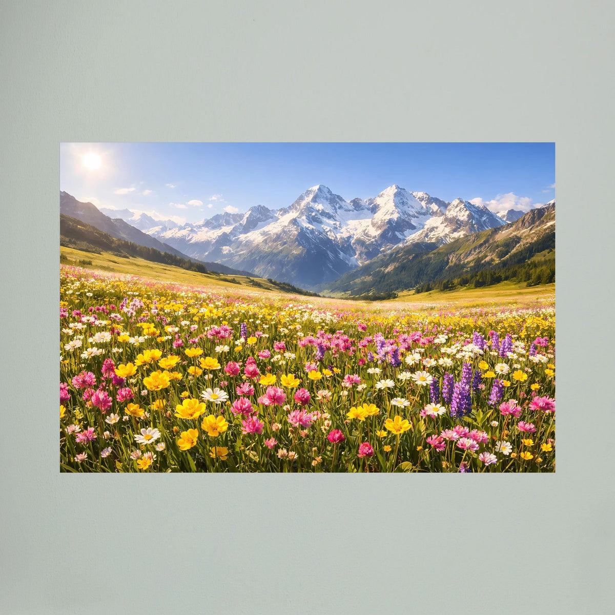 Wandbild im Querformat: farbenfrohe Blumenwiese vor schneebedeckten Alpenbergen