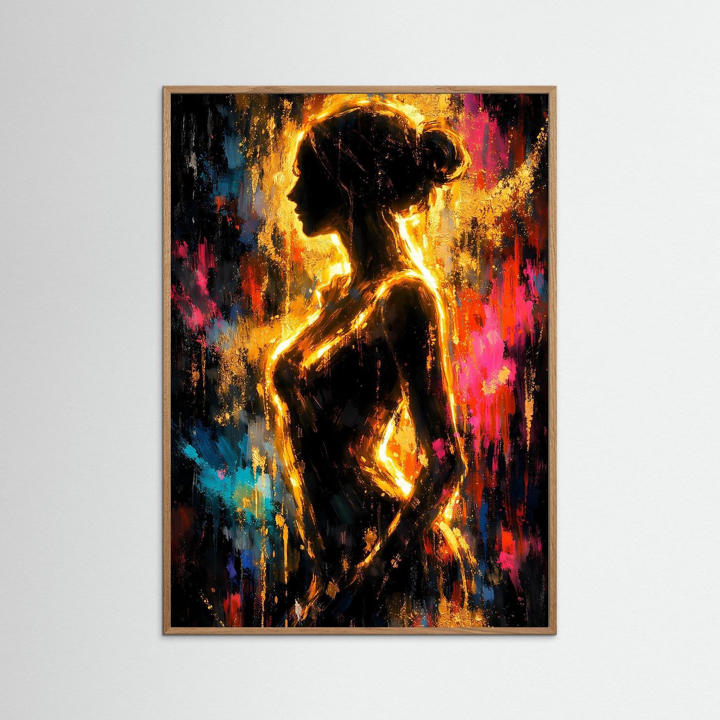Abstraktes Kunstposter mit goldener Frauen-Silhouette, buntem Spritzbild und rötlich-braunem Holzrahmen