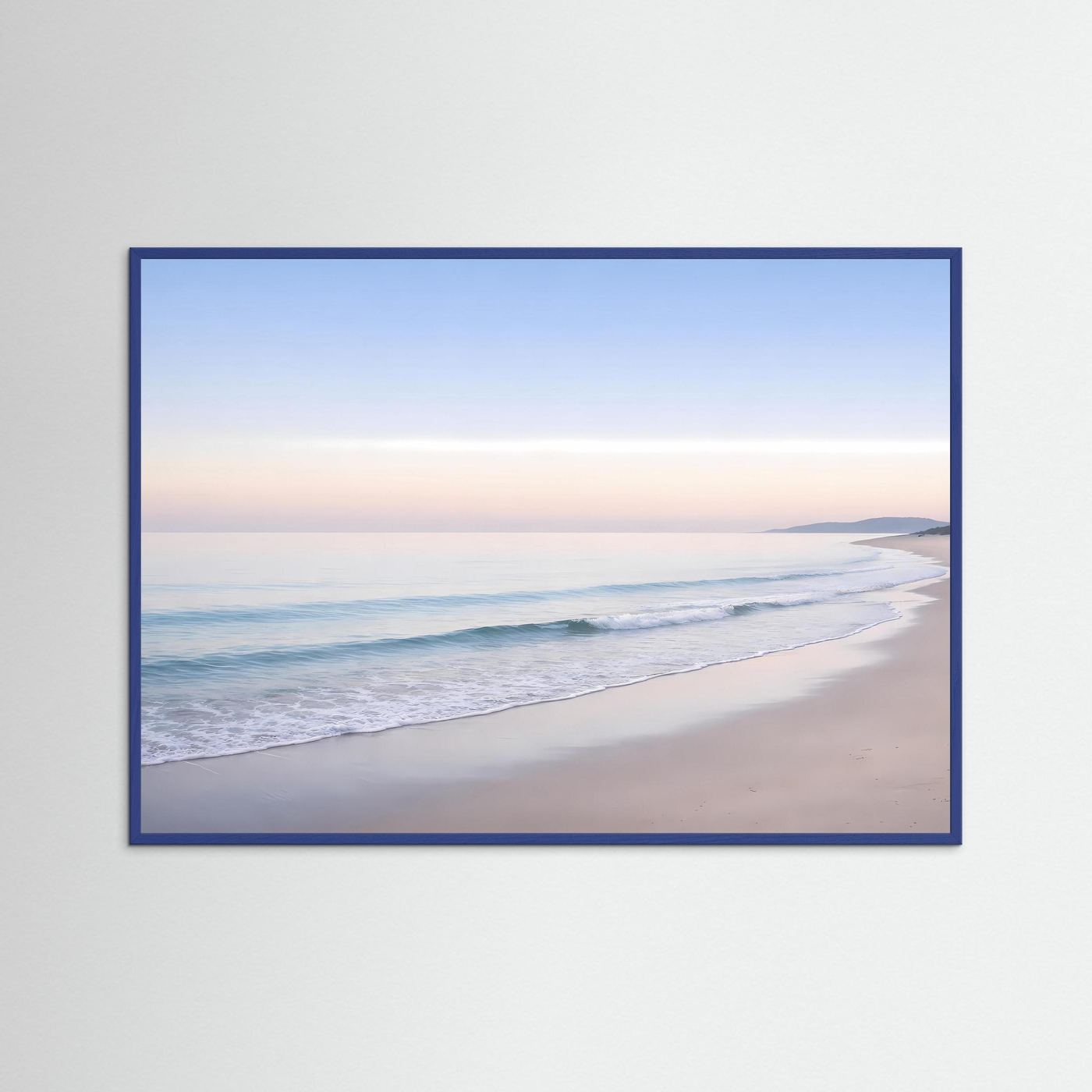 Meerstrand-Wandbild mit blauem Rahmen, sanfte Wellen und Pastellhimmel