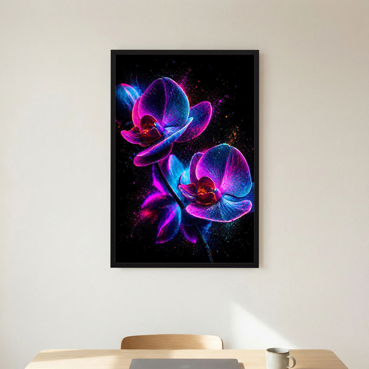 Leuchtendes Orchideenposter mit schwarzem Hintergrund und pink-blauem Lichtmotiv, im schwarzen Rahmen