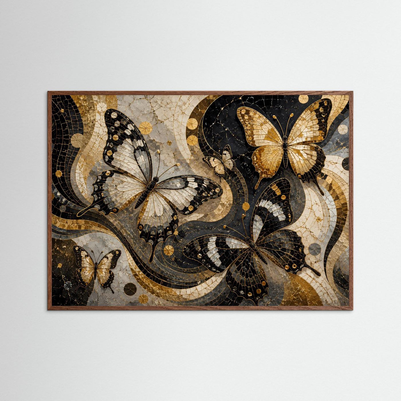 Poster mit Mosaik-Schmetterlingen in Schwarz und Gold im dunklen Eichenholzrahmen