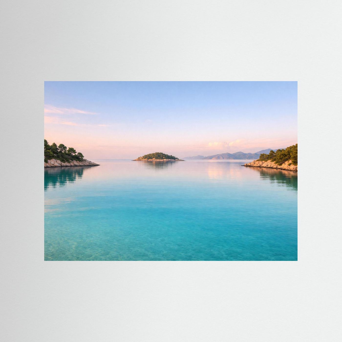 Küstenposter im Querformat mit türkisblauem Wasser, Inseln und Sonnenuntergang