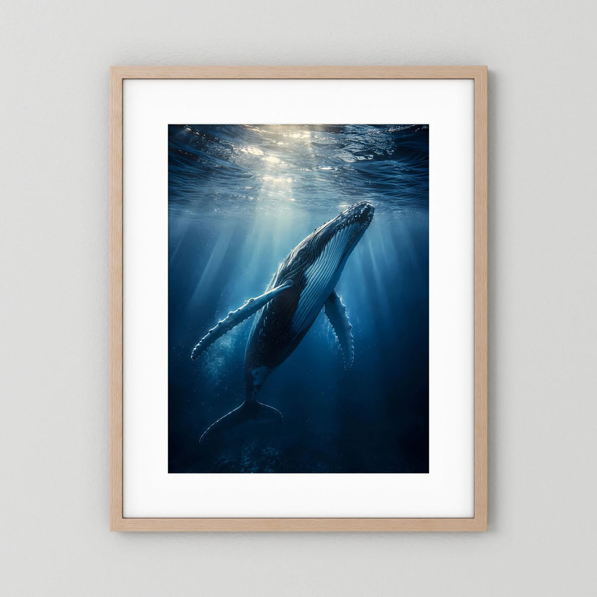 Poster im Hochformat mit Buckelwal unter Wasser, hellbrauner Holzrahmen