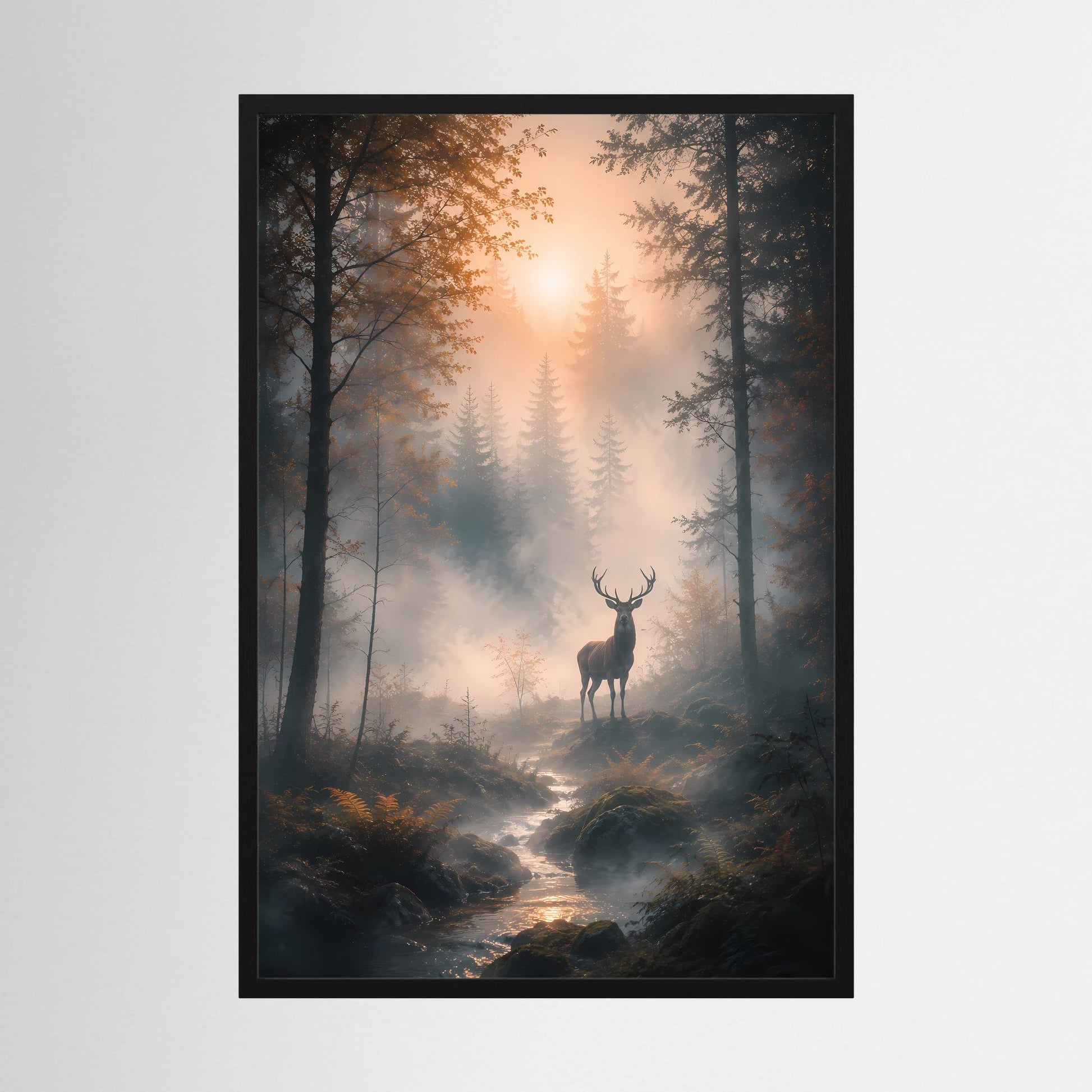 Kunstposter im Hochformat: Hirsch im Nebelwald bei Sonnenaufgang, Waldweg und Bachlauf, schwarzer Rahmen