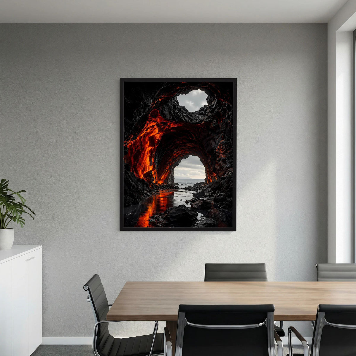Poster im Hochformat mit schwarzem Rahmen: Rot glühende Lava in dunkler Höhle, Meerblick