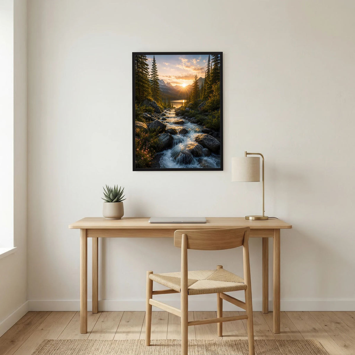 Wandposter im Hochformat mit Sonnenuntergang im Waldtal, Bachlauf am See, schwarzer Rahmen