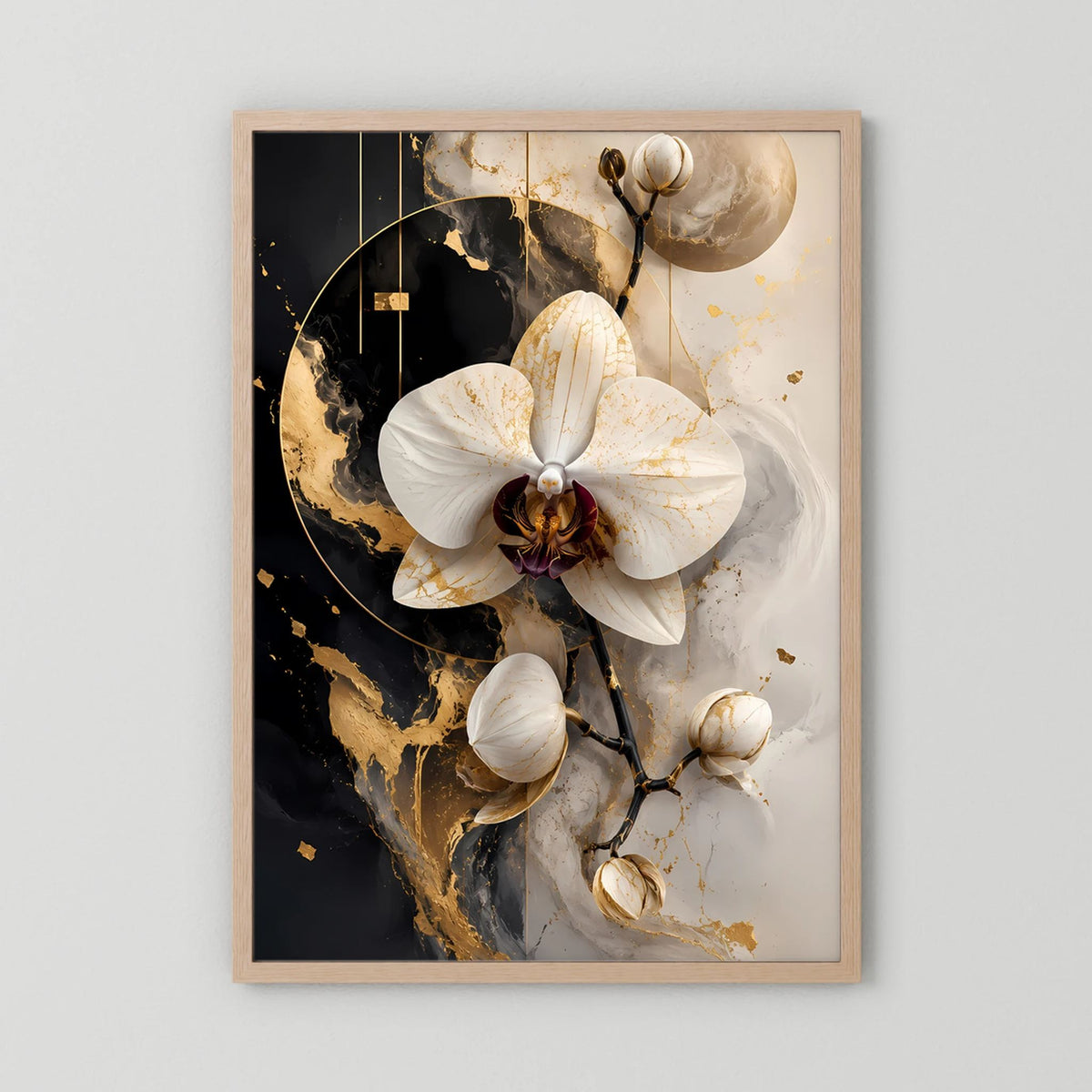 Poster mit weißer Orchidee in Schwarz und Gold, naturfarbener Holzrahmen.