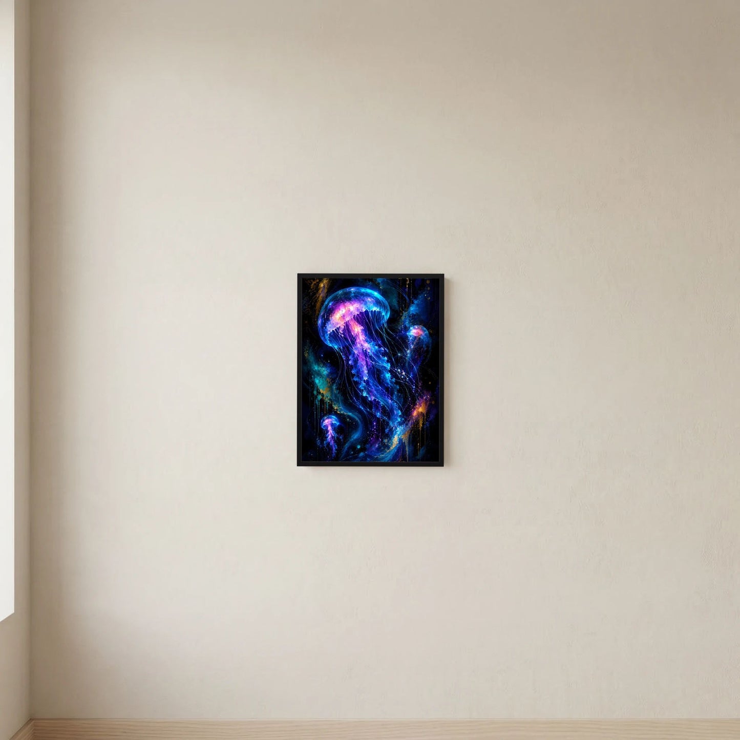 Kleines Wandposter mit leuchtenden Quallen in Neonblau und Violett, schwarzer Rahmen