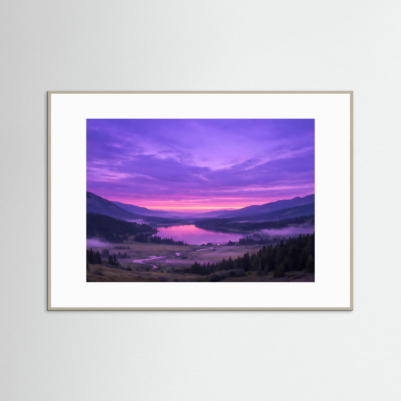 Gerahmtes Poster mit Landschaftsmotiv: Sonnenuntergang über Flusstal, beiger Rahmen.