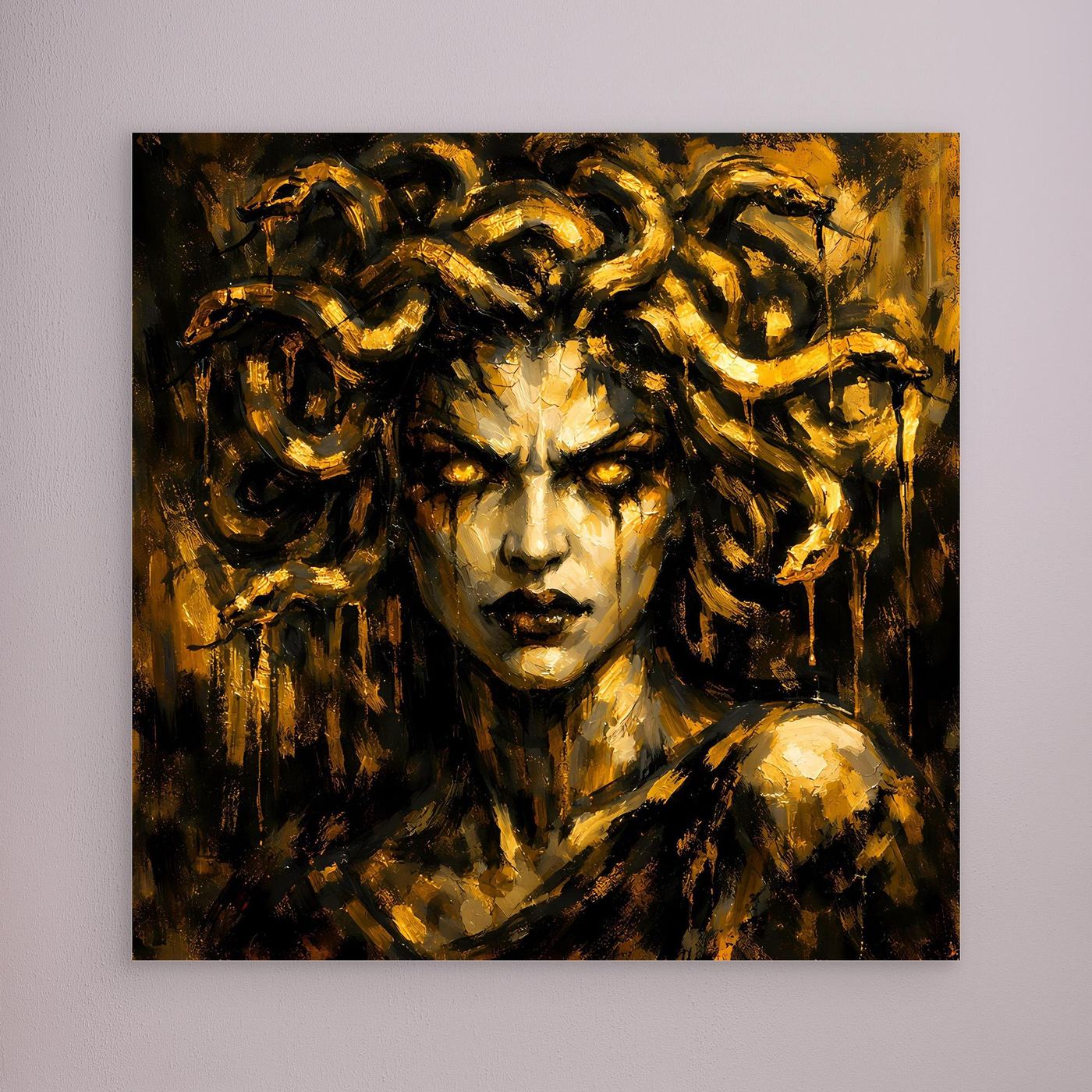 Leinwand Goldene Medusa in düsterer Optik | Modernes Mythologie Wandbild Luxus