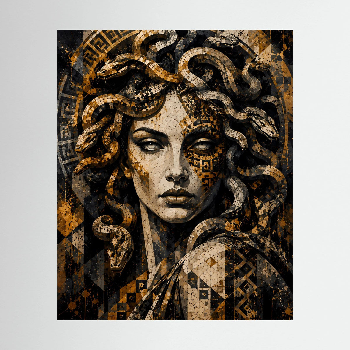 Poster im Hochformat mit Medusa-Porträt und gold-schwarzen Schlangenmosaik-Optik